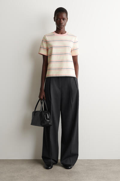 COS クリーンカットTシャツ