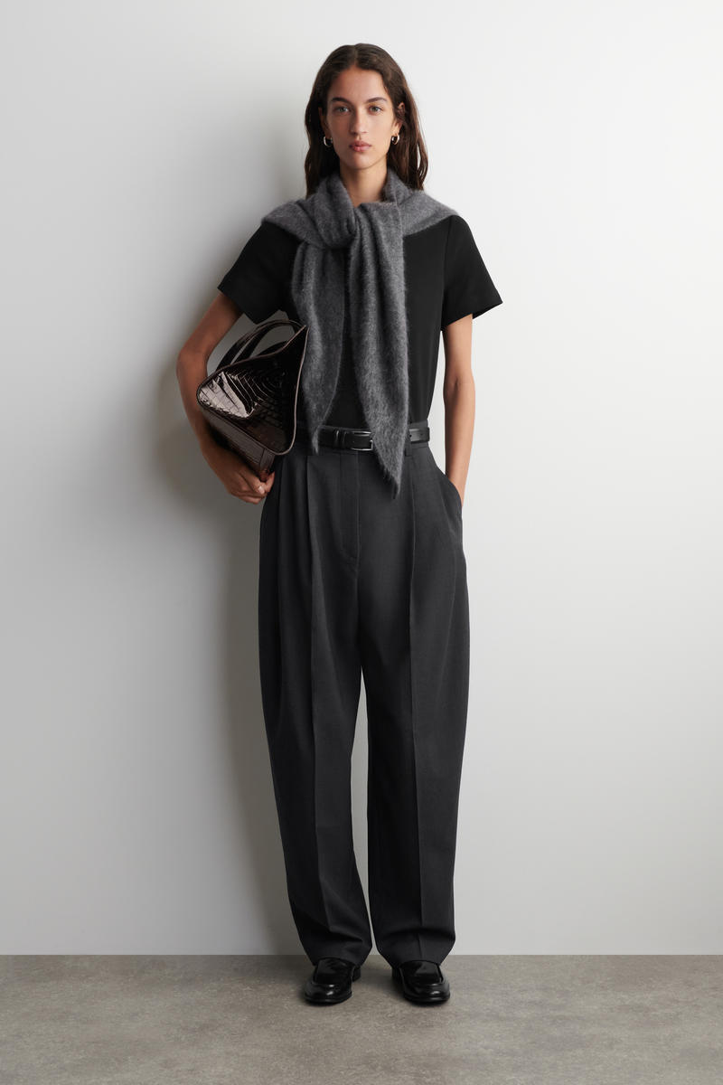 COS クリーンカットTシャツ