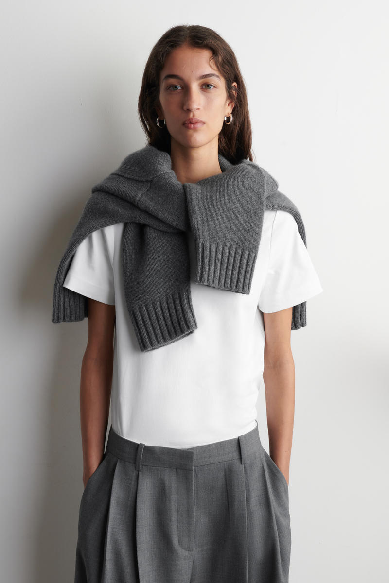 COS クリーンカットTシャツ