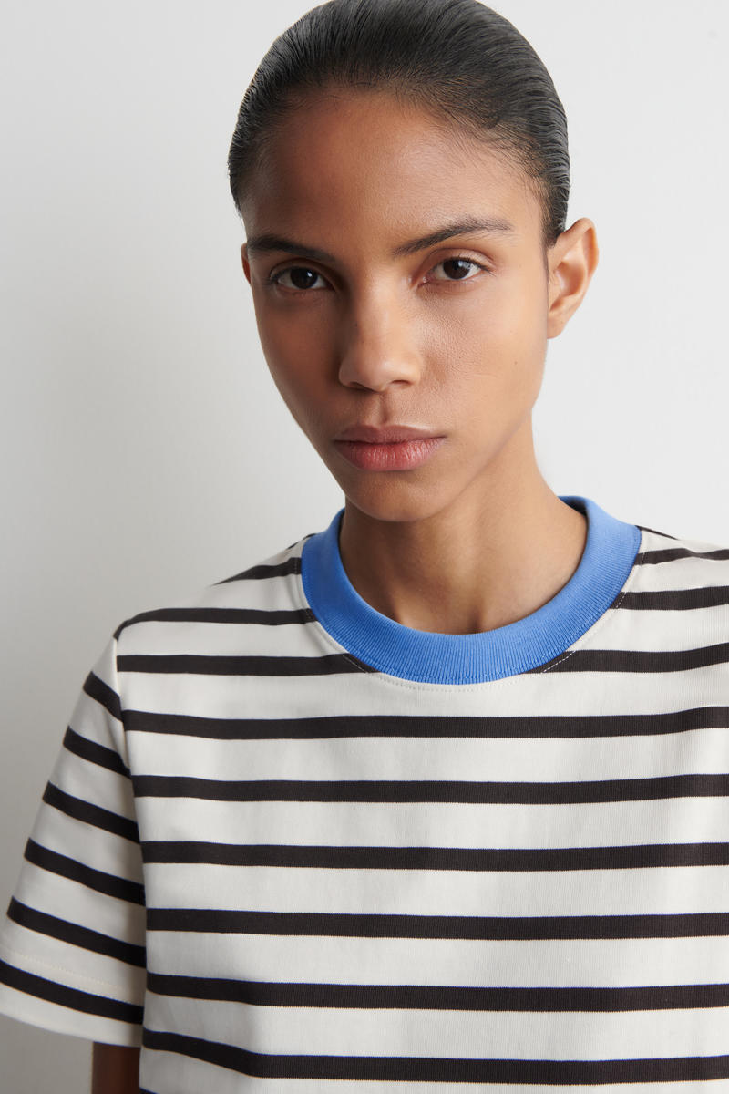 COS クリーンカットTシャツ