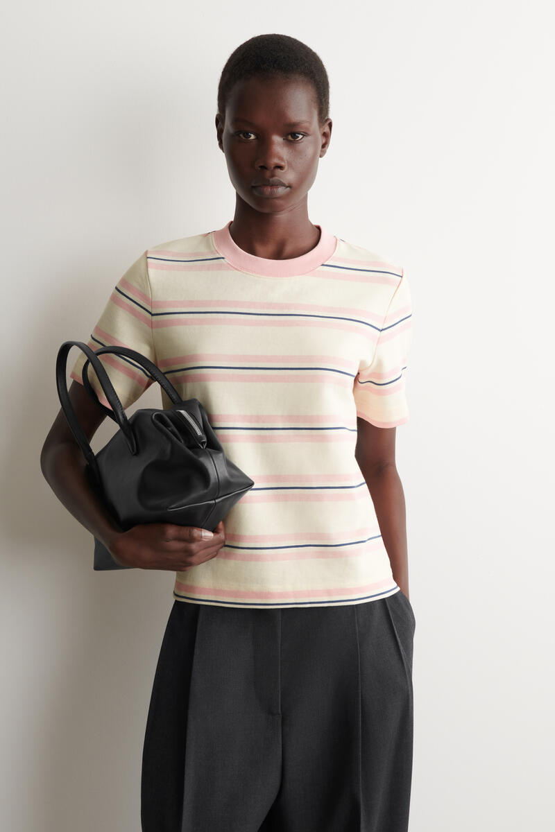 COS クリーンカットTシャツ