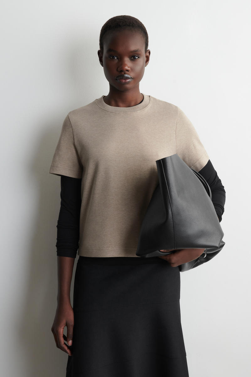 COS クリーンカットTシャツ