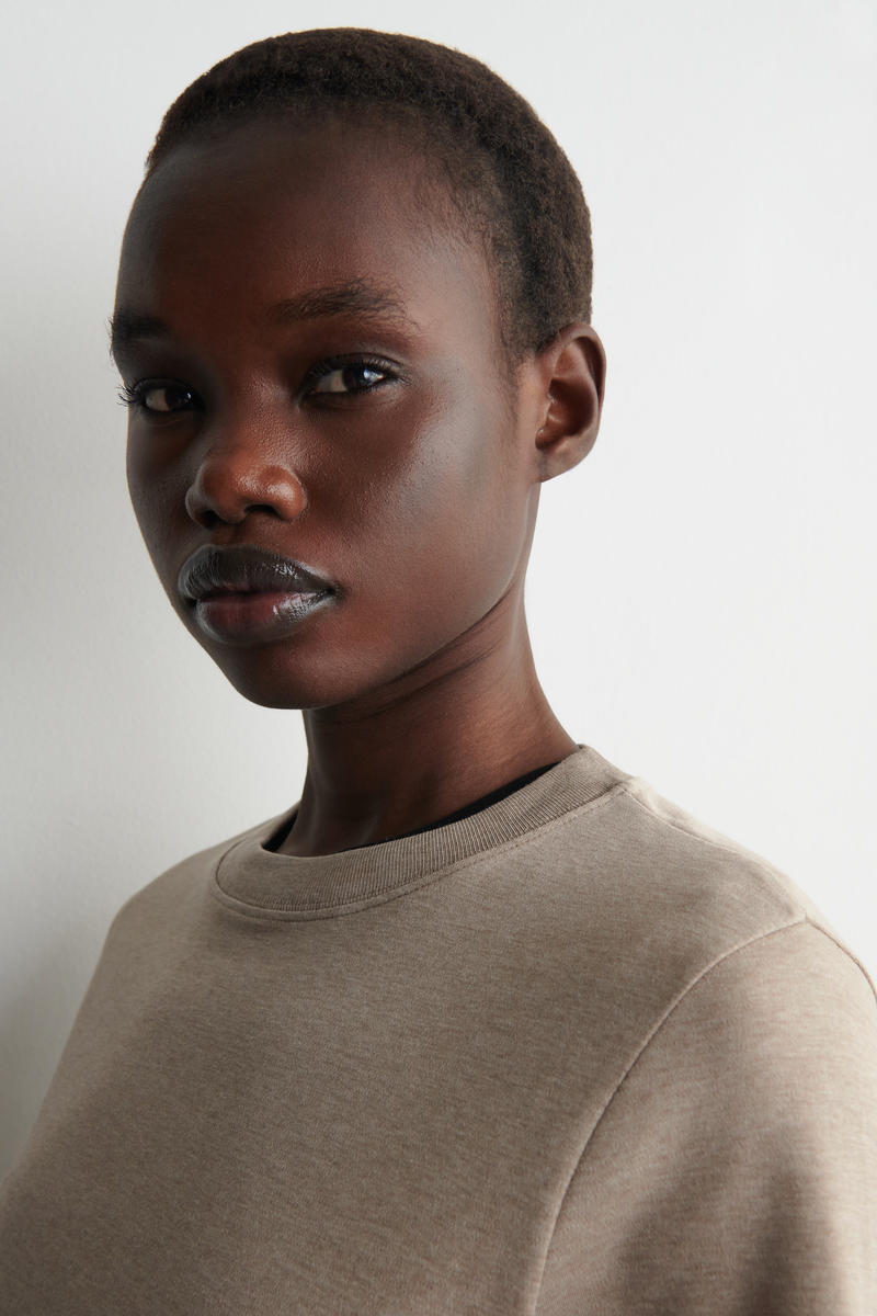 COS クリーンカットTシャツ