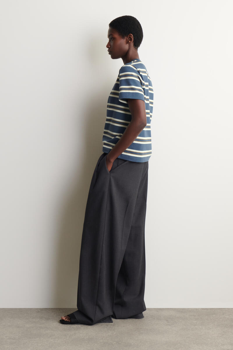 COS クリーンカットTシャツ