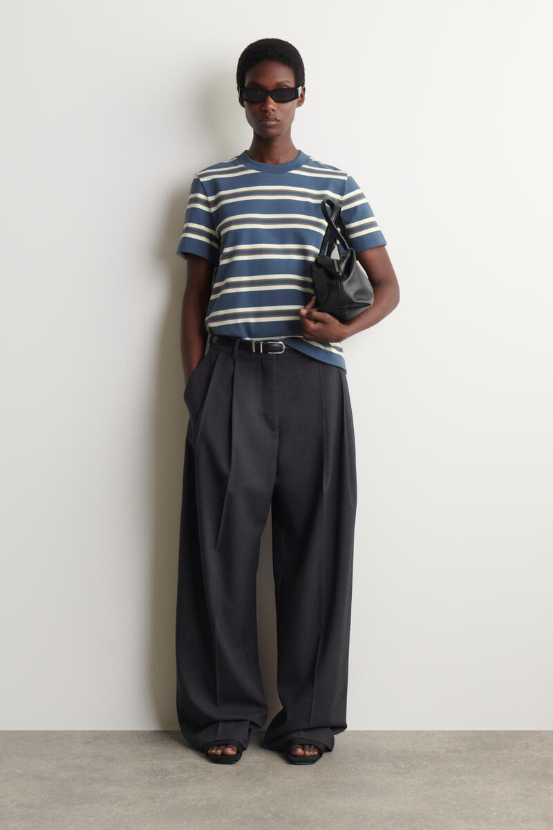 COS クリーンカットTシャツ