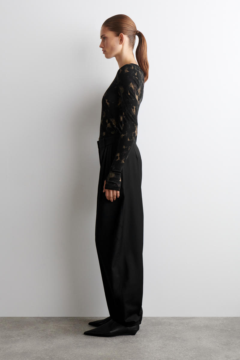 COS スリムメリノウールトップ