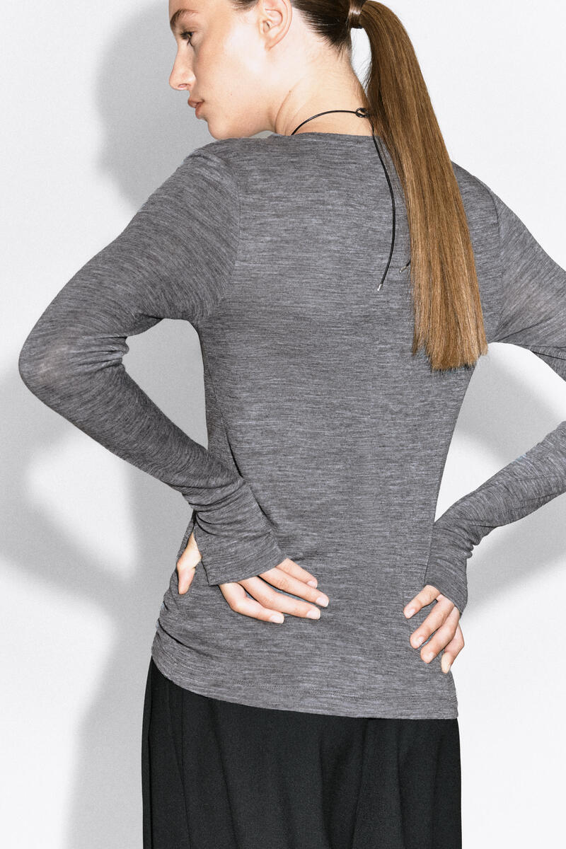 COS スリムメリノウールトップ