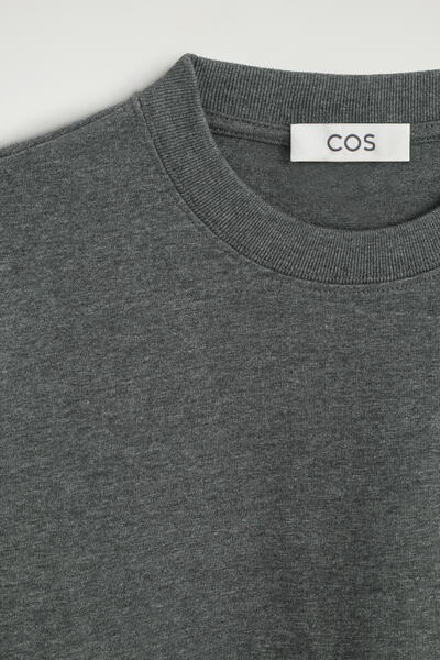 COS クリーンカット長袖Tシャツ