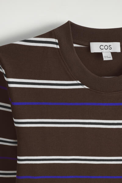 COS クリーンカットの長袖Tシャツ