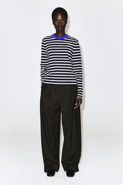 COS クリーンカット長袖Tシャツ