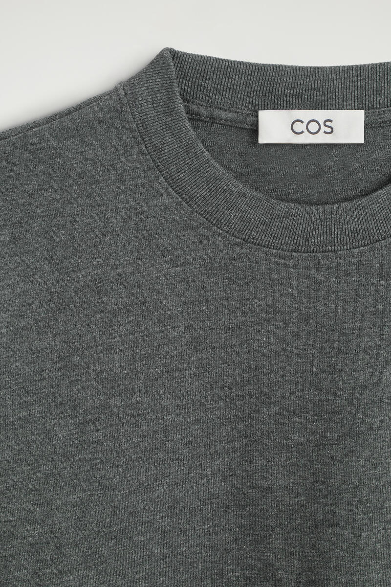 COS クリーンカット長袖Tシャツ