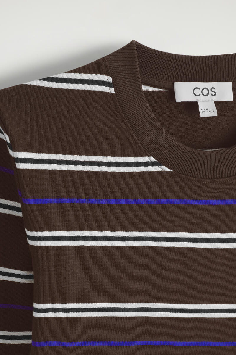 COS クリーンカットの長袖Tシャツ