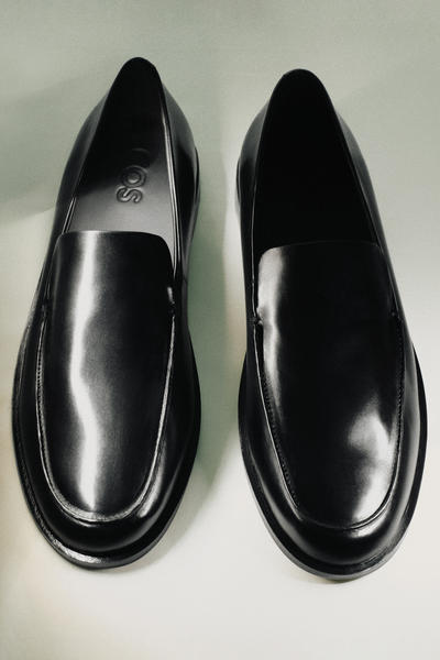 COS ポリッシュドレザーローファー