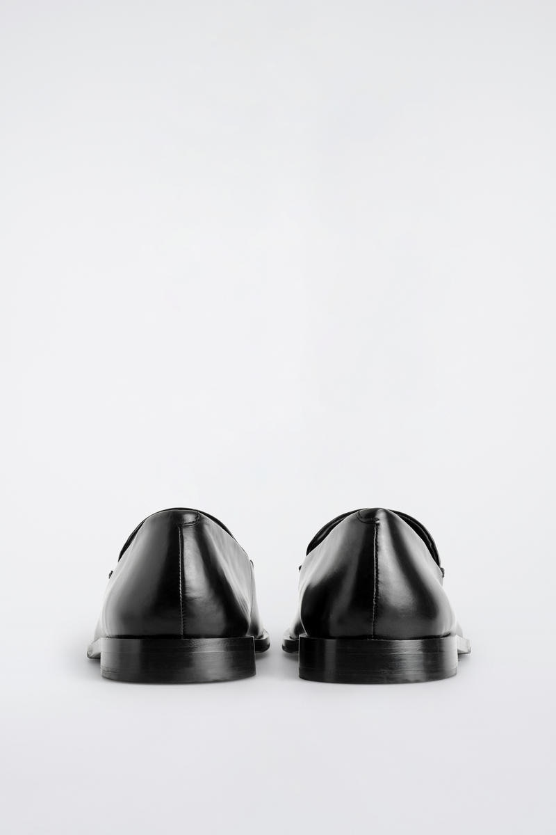 COS ポリッシュドレザーローファー