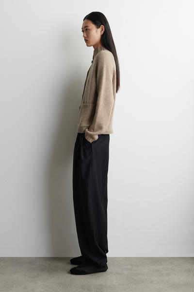 COS メリノウール ファンネルネック カーディガン