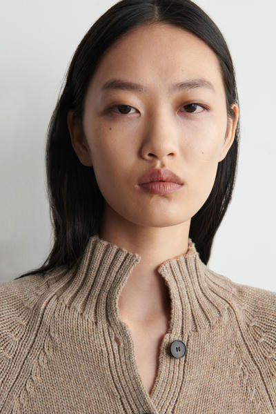 COS メリノウール ファンネルネック カーディガン