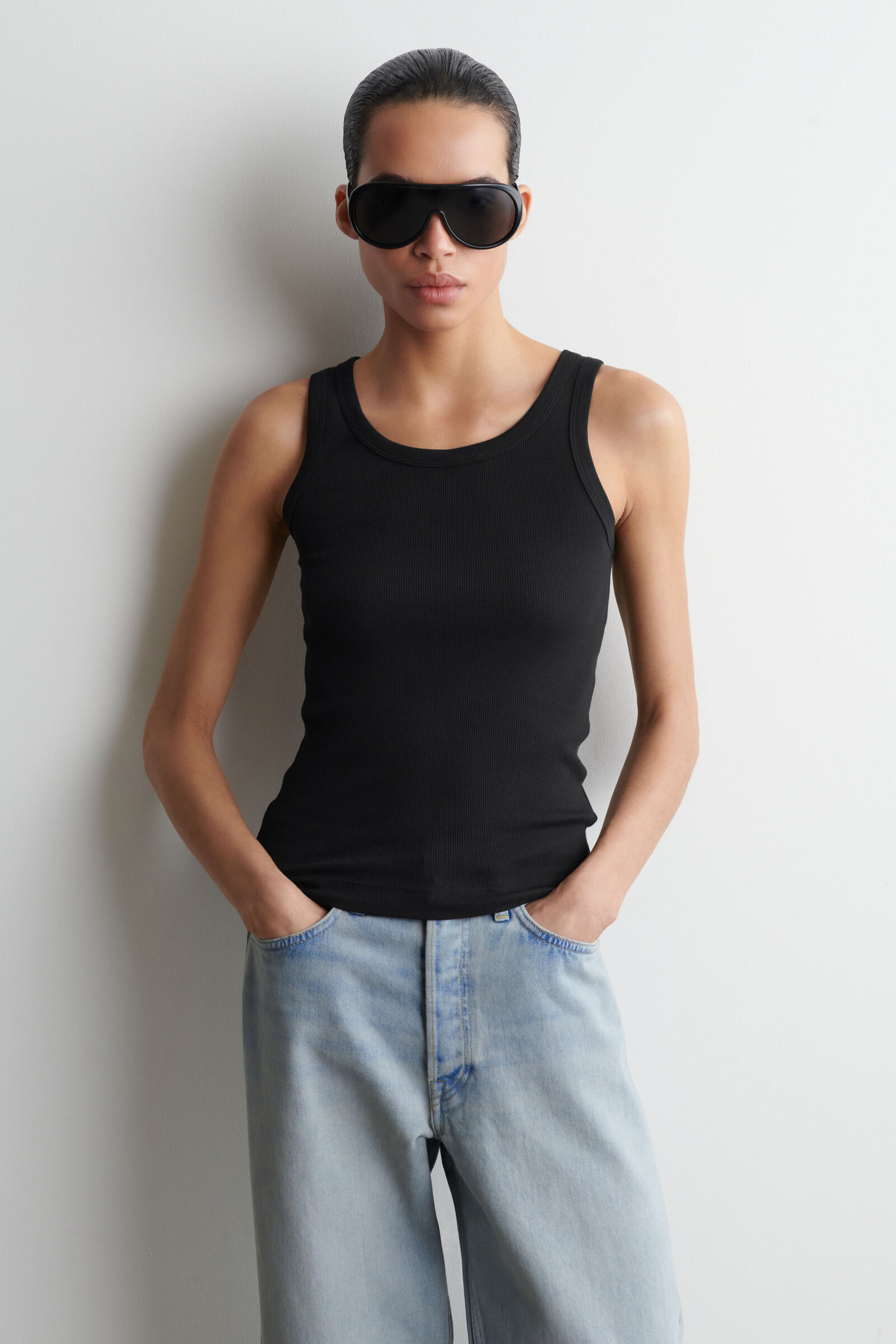 RIBBED COTTON TANK TOP リブ編みコットンタンクトップ ブラック｜COS 