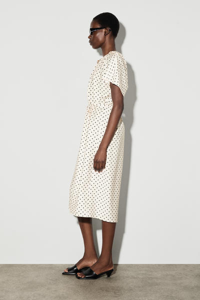 COS プリーツベルト付きミディワンピース