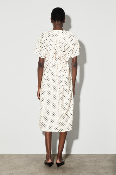 COS プリーツベルト付きミディワンピース