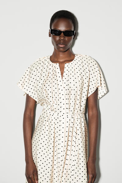 COS プリーツベルト付きミディワンピース