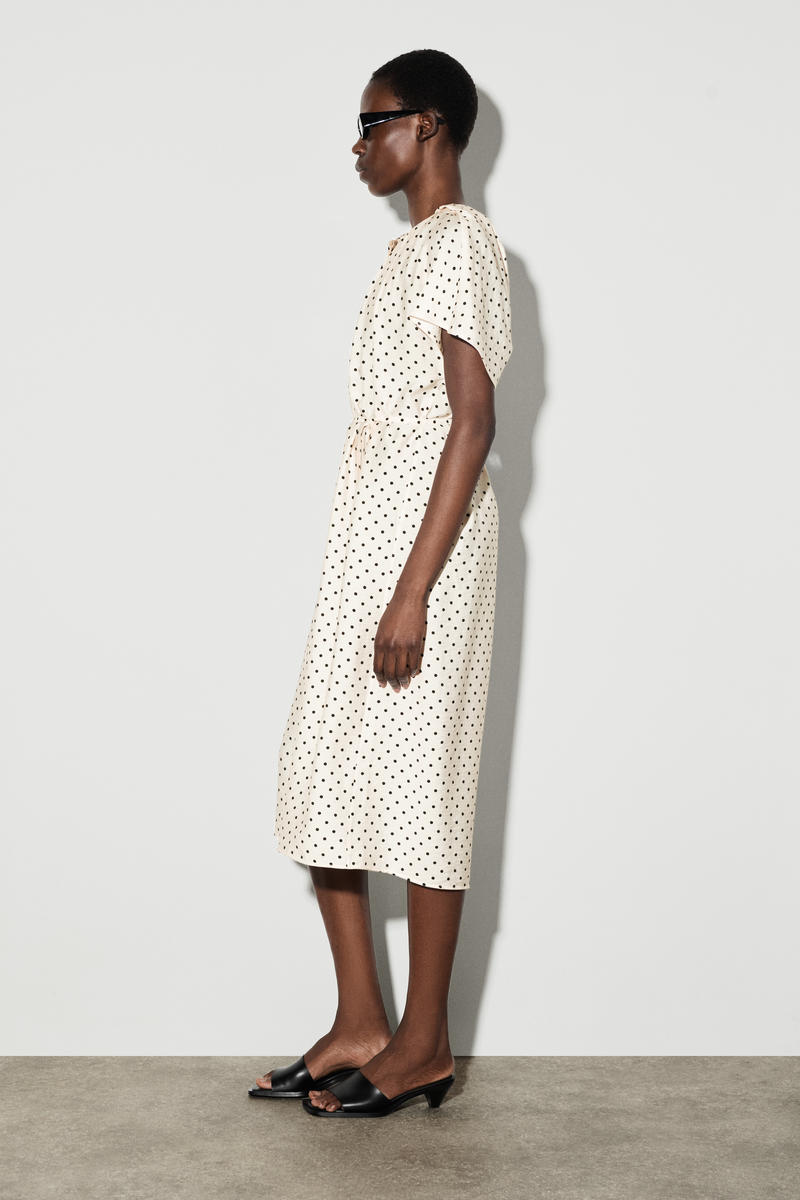 COS プリーツベルト付きミディワンピース