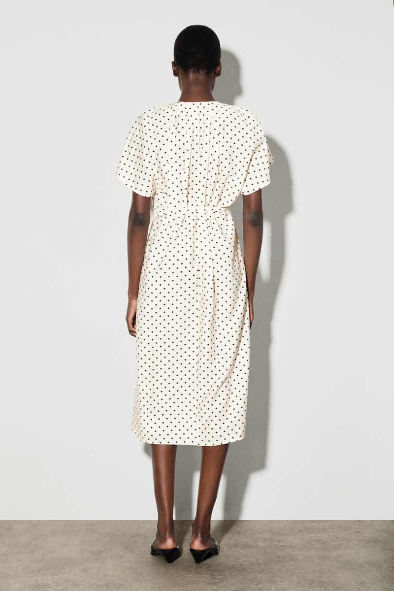 COS プリーツベルト付きミディワンピース