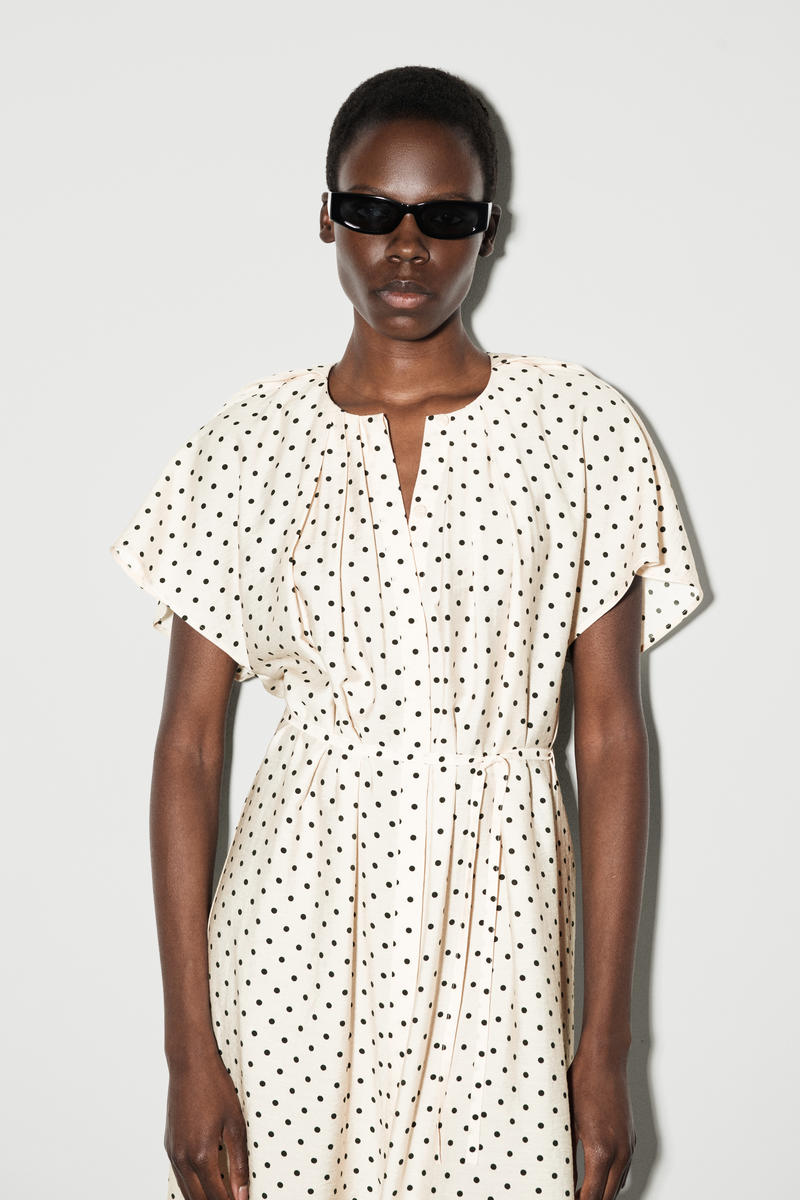 COS プリーツベルト付きミディワンピース