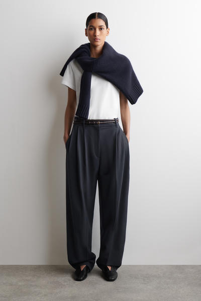 COS コットンVネックTシャツ