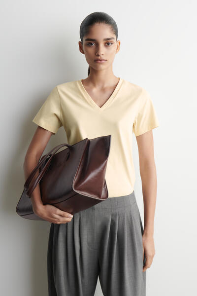 COS コットンVネックTシャツ