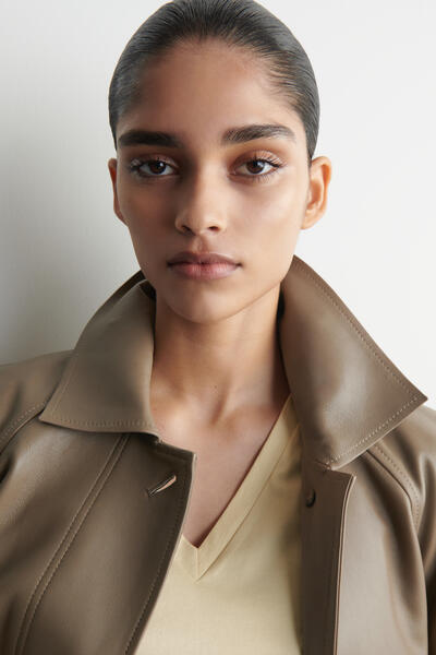 COS コットンVネックTシャツ