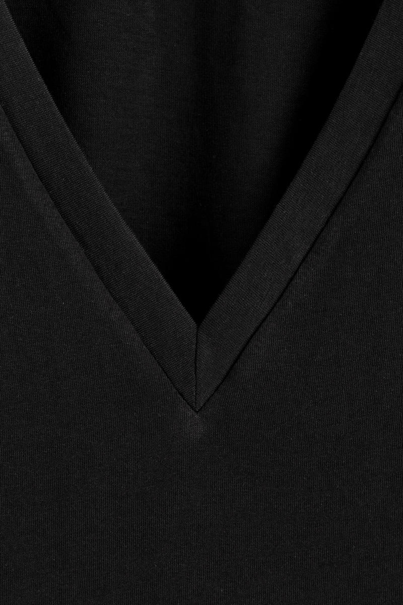 COS コットンVネックTシャツ