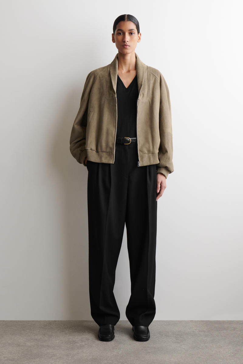 COS コットンVネックTシャツ