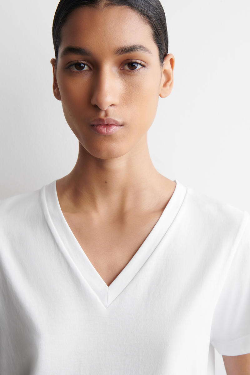 COS コットンVネックTシャツ