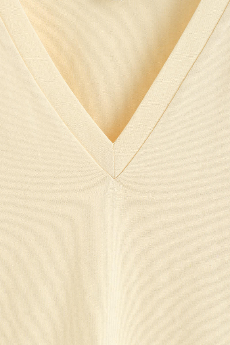 COS コットンVネックTシャツ