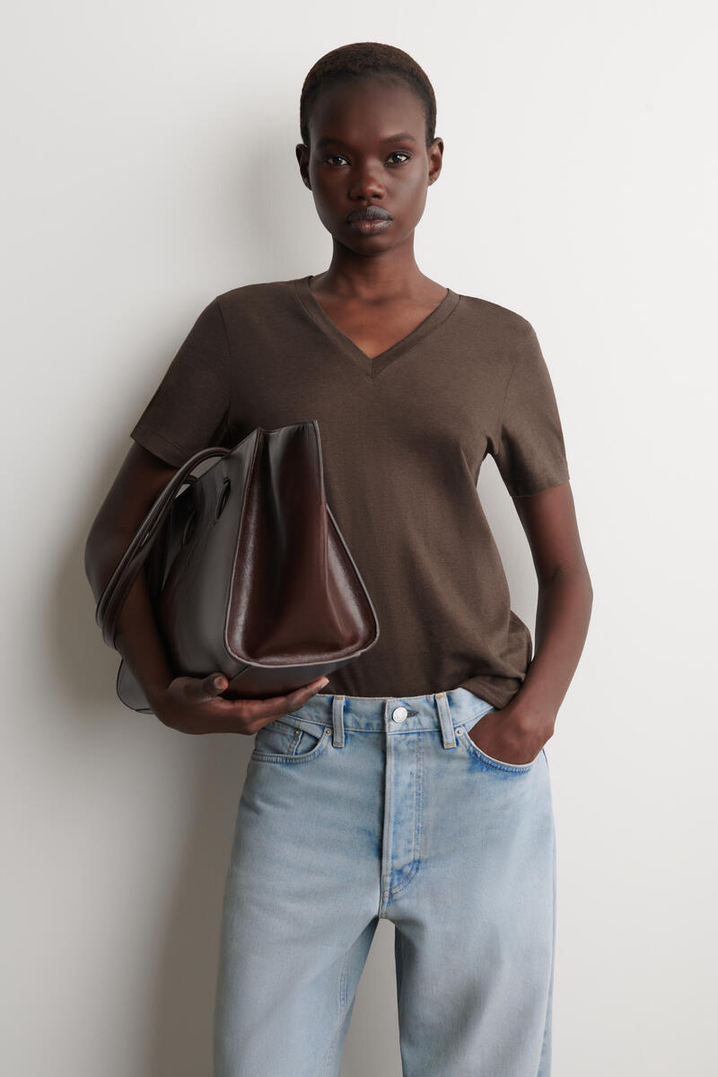 COS コットンVネックTシャツ