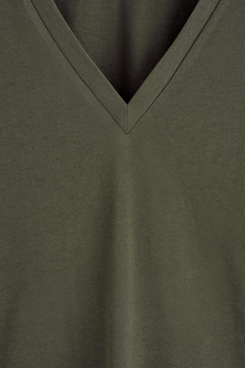 COS コットンVネックTシャツ