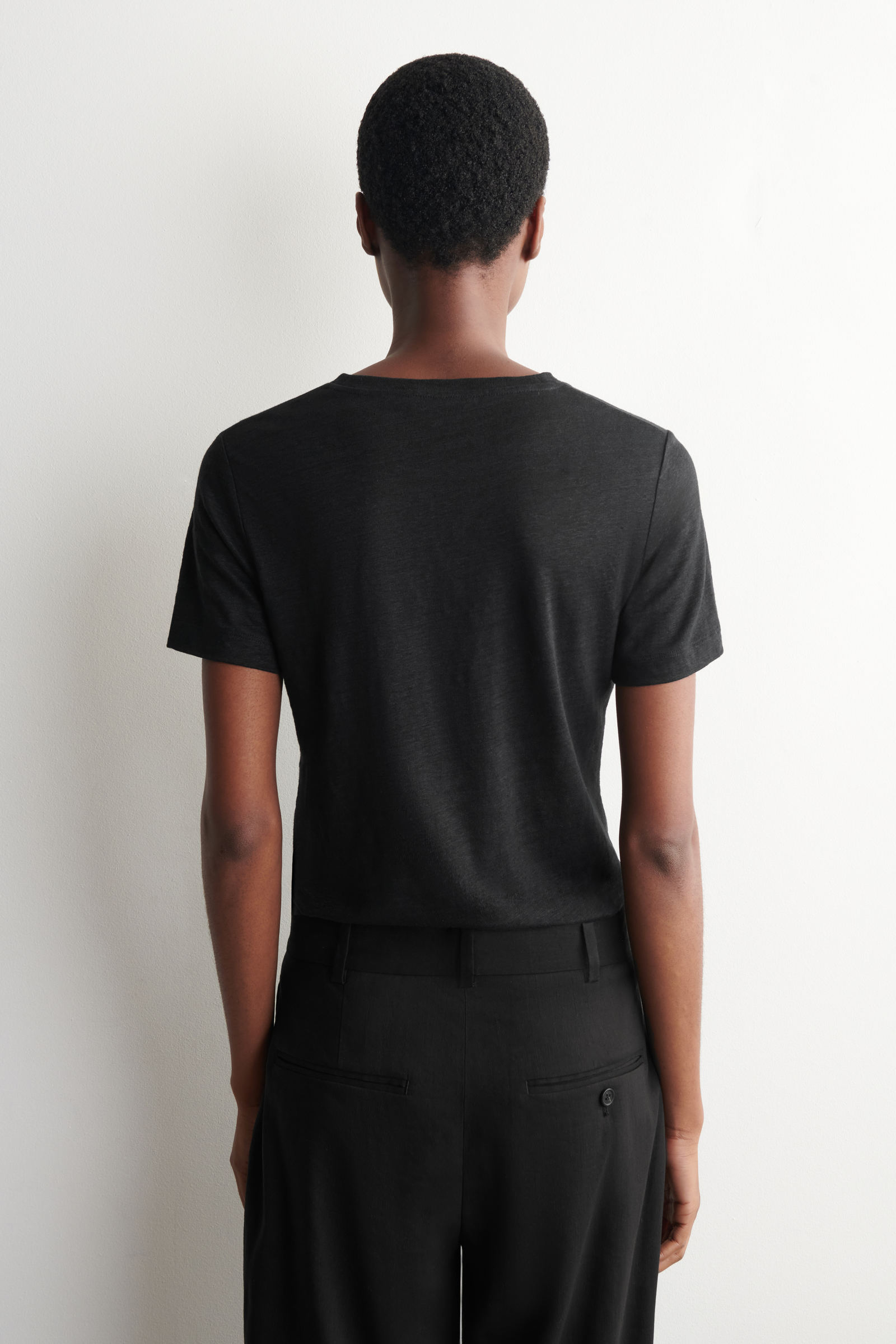 CREW-NECK LINEN T-SHIRT クルーネック リネン Tシャツ ブラック｜COS
