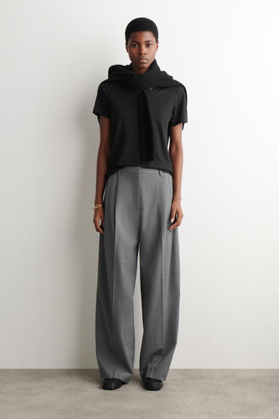 COS VネックリネンTシャツ