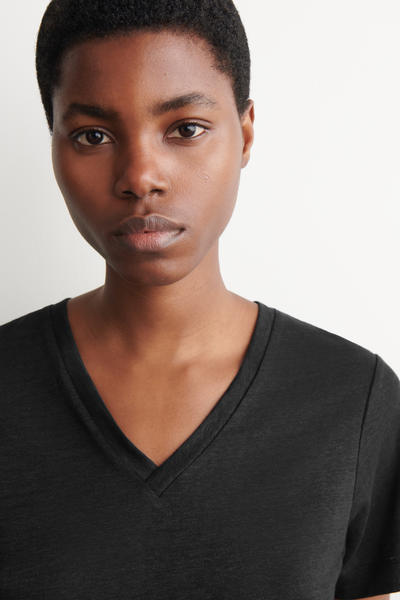 COS VネックリネンTシャツ