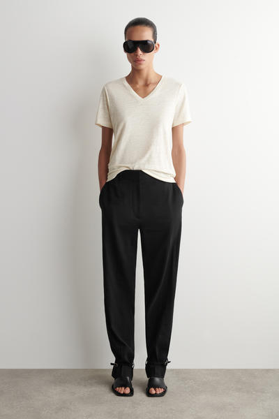 COS VネックリネンTシャツ