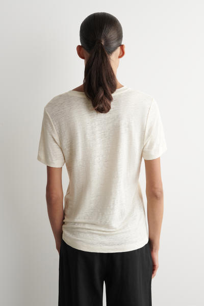 COS VネックリネンTシャツ