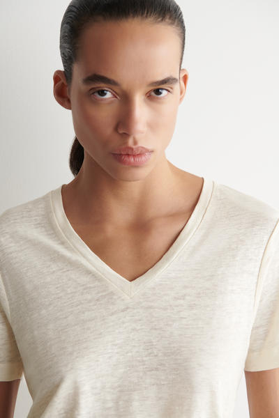 COS VネックリネンTシャツ