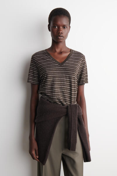 COS VネックリネンTシャツ