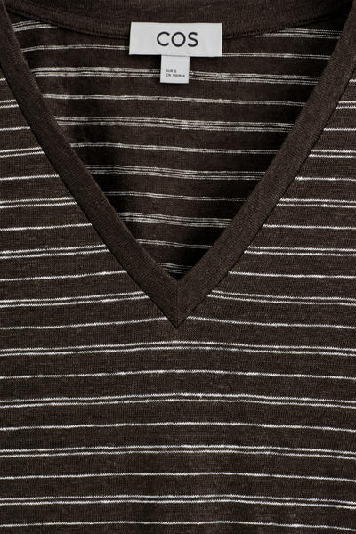 COS VネックリネンTシャツ