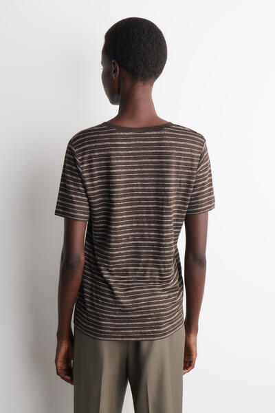 COS VネックリネンTシャツ