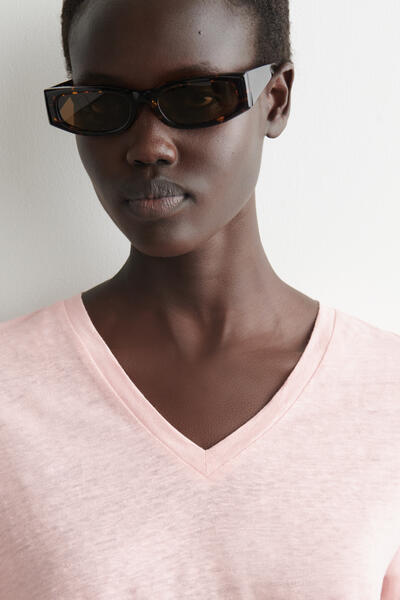 COS VネックリネンTシャツ