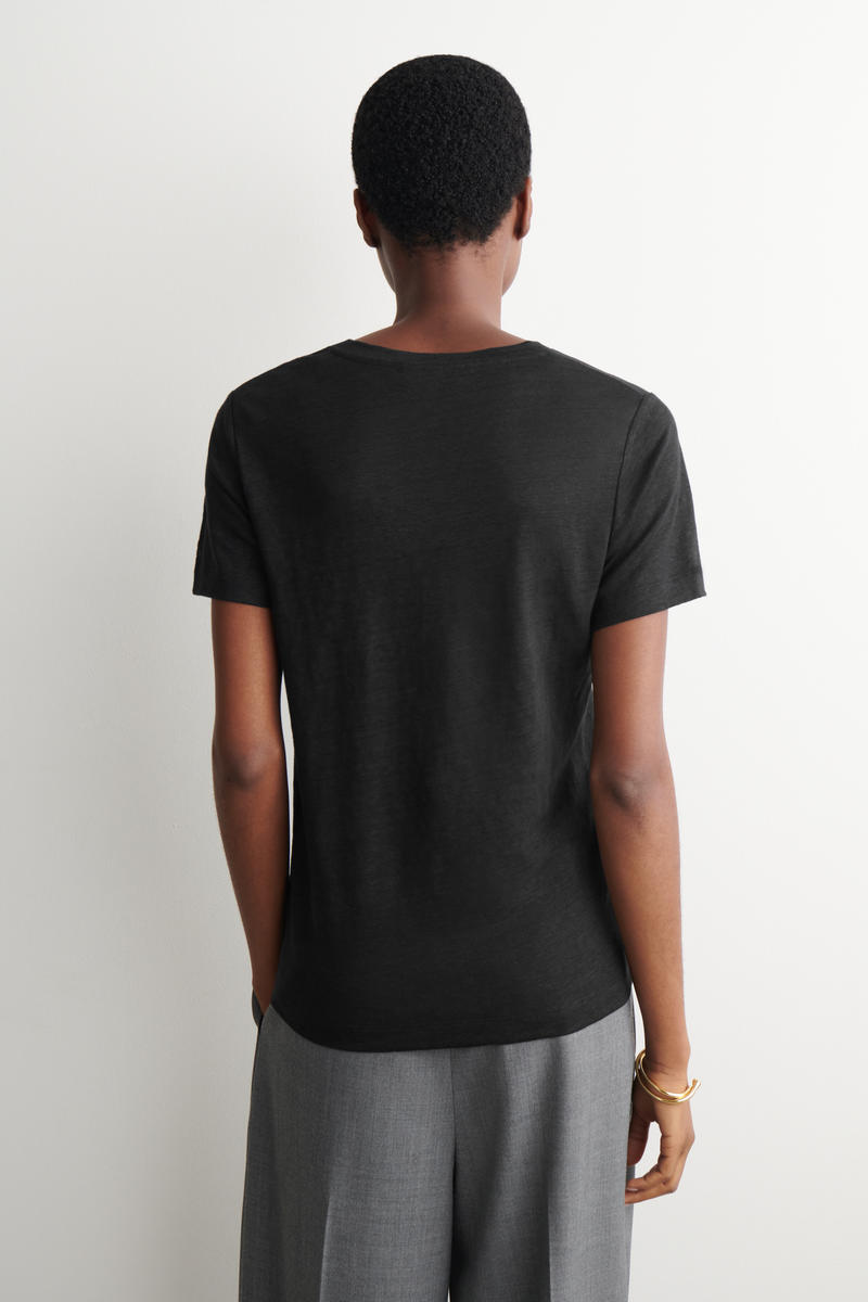 COS VネックリネンTシャツ