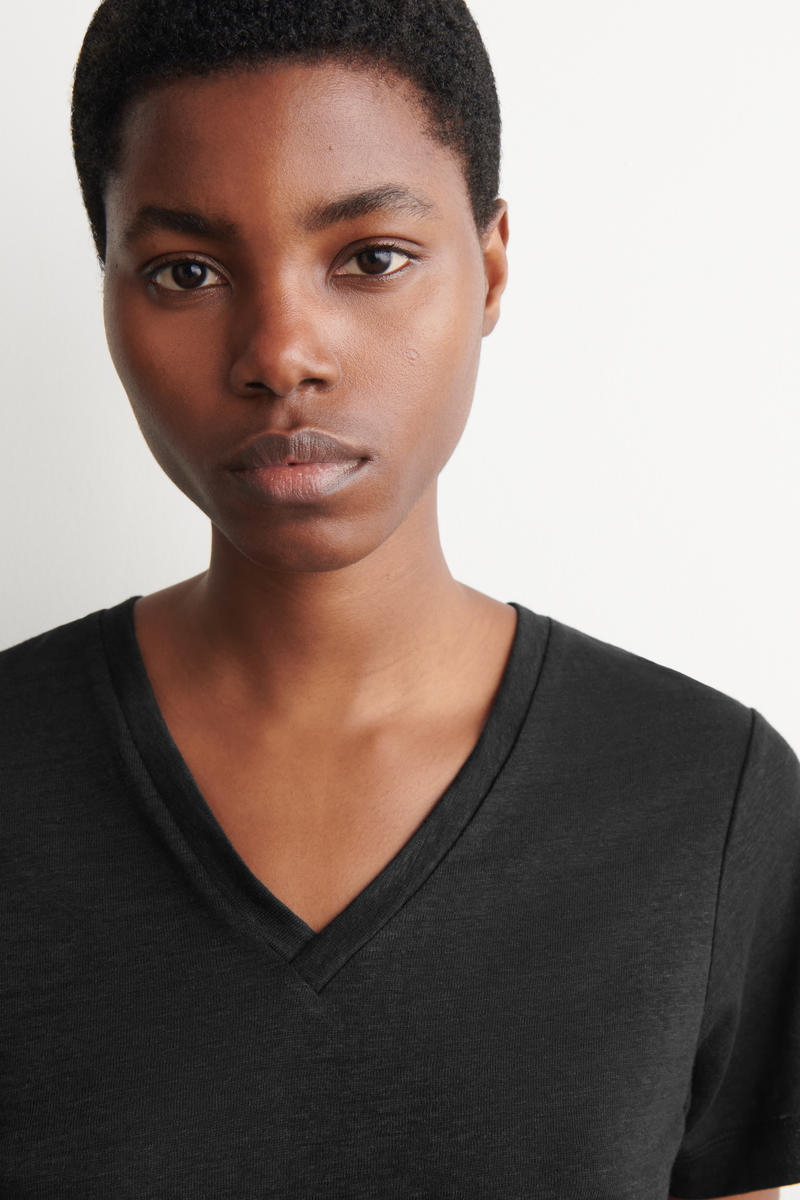 COS VネックリネンTシャツ