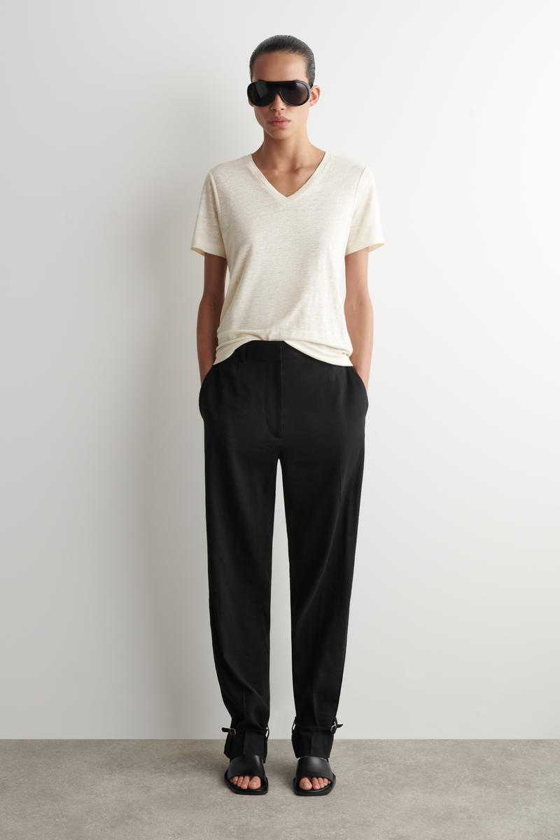 COS VネックリネンTシャツ