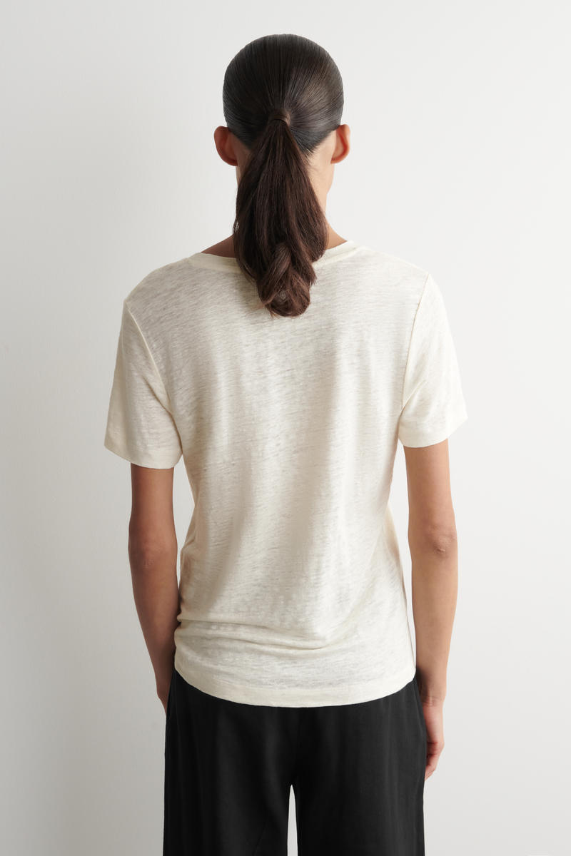 COS VネックリネンTシャツ